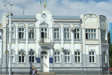 Мерія окупованої Євпаторії завдяки місцевим партизанам стала жовто-синьою (фото)