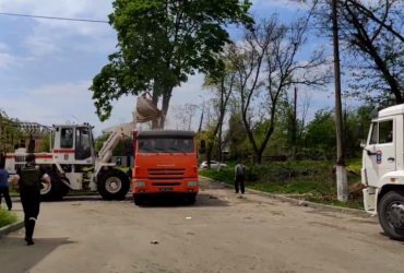 Росіяни поспішно розбирають завали знищеного ними пологового у Маріуполі (відео)