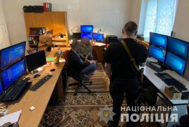 В Одесі викрито групу з 12 осіб, які виготовляли підроблені документи на автомобілі