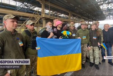 Флаги, цветы и зеленый берет - как встретили победителей "Евровидения-2022"