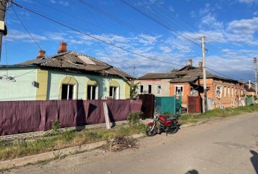 Российские оккупанты нанесли ракетные удары по Ахтырке, по меньшей мере 5 раненых (фото)