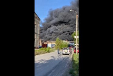 Произошел крупный пожар на химзаводе в России (видео)