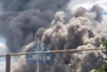 Окупанти вдарили по Бахмуту: горить завод Knauf (відео)