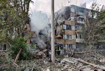 Не відключайся, рухай ручкою: поліція показала дитину, яку дістали з-під завалів у Бахмуті