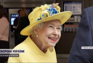 В сине-желтой шляпке: Елизавета II неожиданно нарушила традицию