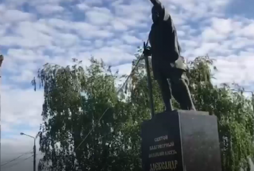 В Харькове снесли памятник русскому князю (видео)