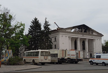 Зачистка драмтеатру у Маріуполі: тіла загиблих вивозять в бік Старого Криму (фото)