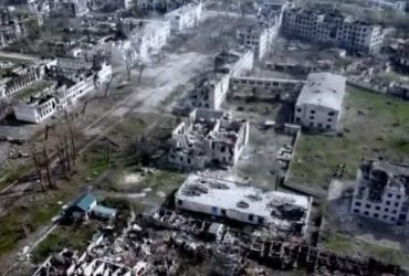 Уцелевших зданий нет, во дворах - кладбища: появились фото полностью разрушенного Рубежного