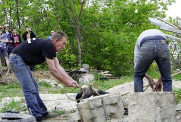 У звільненому селі під Харковом збирають тіла окупантів, імовірно, вбитих своїми ж (фото)