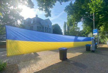 Перед посольством РФ в Гаазі вивішують величезний прапор України: його охороняють 100 осіб