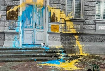 В окупованій Євпаторії міську адміністрацію зробили жовтою-блакитною: художник зник