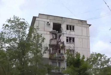 Бої точаться на околицях Сєвєродонецька: росіяни відкрили вогонь по школі і хімзаводу