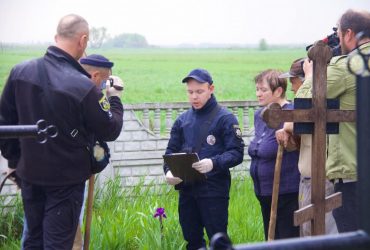Убили в собственном дворе: возле Бучи нашли новые тела жертв россиян (фото)