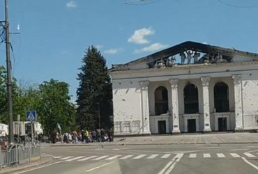 Праздник на костях: оккупанты устроили экскурсию в разрушенном драмтеатре Мариуполя (фото)