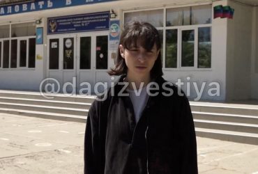 У РФ школярку та її матір змусили вибачитися за слова про Путіна на останньому дзвінку (відео)