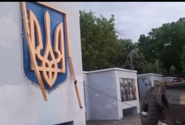 У Херсоні рашисти на БТР зняли герб України (відео)