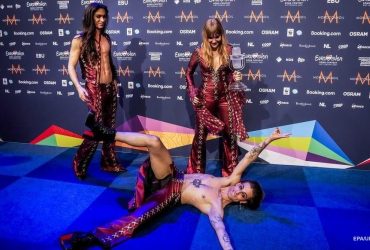 Лидер группы Måneskin порвал штаны