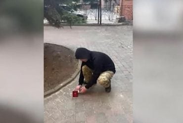 Это геноцид: экс-военный РФ сжег свой паспорт и пошел защищать Харьков (видео)