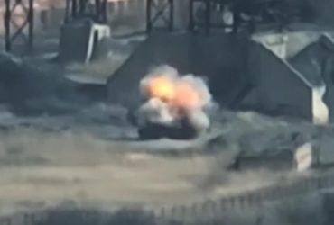 Бойцы ВСУ показали, как одним точным ударом уничтожили технику РФ в Марьинке (видео)