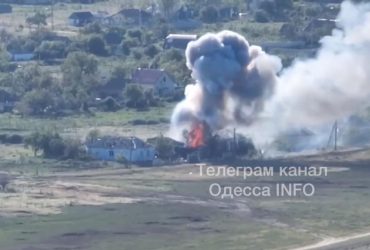 Українські воїни влаштували феєрверк окупантам: знищено БМП з боєкомплектом (відео)