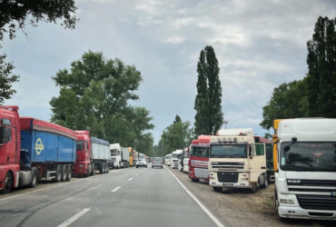 Під'їзні шляхи до кордонів облаштують майданчиками для відстою автотранспорту – Укравтодор