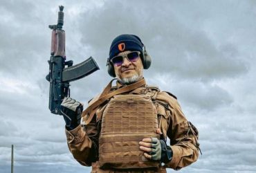 Эктор Хименес-Браво заинтриговал фото с новой девушкой, скрыв ее лицо