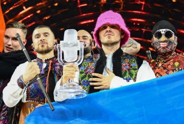 Лидер группы Kalush Orchestra продает легендарную розовую панаму, чтобы помочь Украине