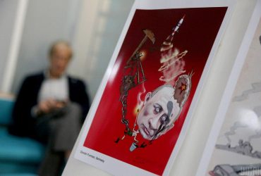 Русскій воєнний корабль, іді на...!: у Києві показали карикатури про війну (фоторепортаж)