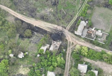 Українські десантники змішали російську техніку з землею (фото)