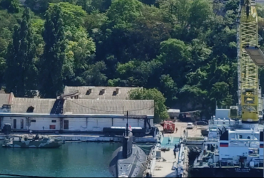 ЗМІ зафіксували завантаження ракет Калібр на підводні човни в окупованому Севастополі (фото)