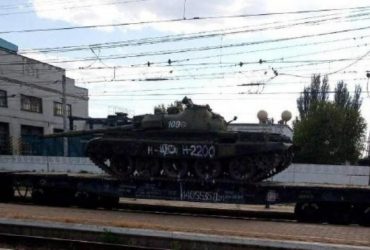 Российские оккупанты доставили в Мелитополь устаревшие танки Т-62 (видео)