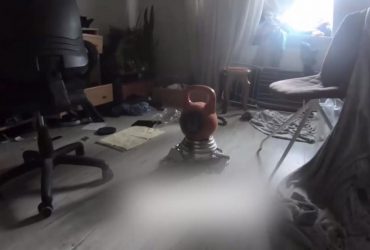 Подарунок від окупантів: в Бучі чоловік знайшов вдома міну під гирею (відео)