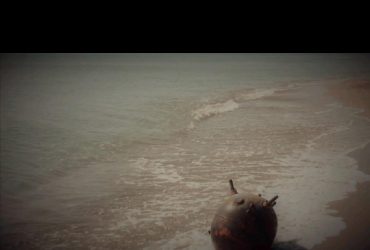 На популярний пляж Одещини викинуло російську міну, її підірвали (відео)