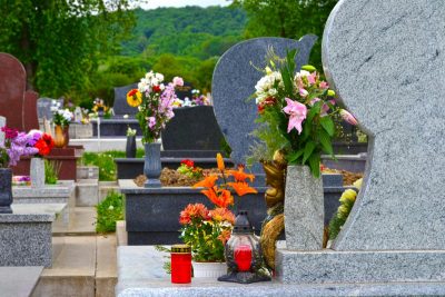 Что нельзя делать на кладбище, основные приметы