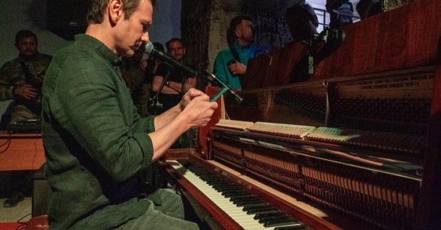 Святослав Вакарчук дал тайный концерт для бойцов ВСУ на Луганщине