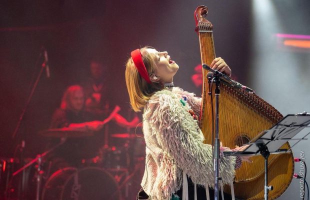 Відома співачка показала, що стало з її квартирою після ракетного удару (відео)
