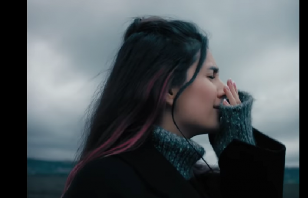 Анна Трінчер в новому кліпі заспівала про розлуку з коханим і розплакалася (відео)