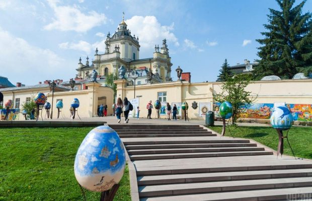 Во Львове показали писанки, чудом уцелевшие при обстрелах Киевщины (фоторепортаж)