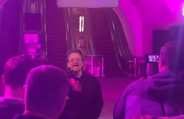 Боно з U2 дав концерт на станції метро Хрещатик у Києві (відео)