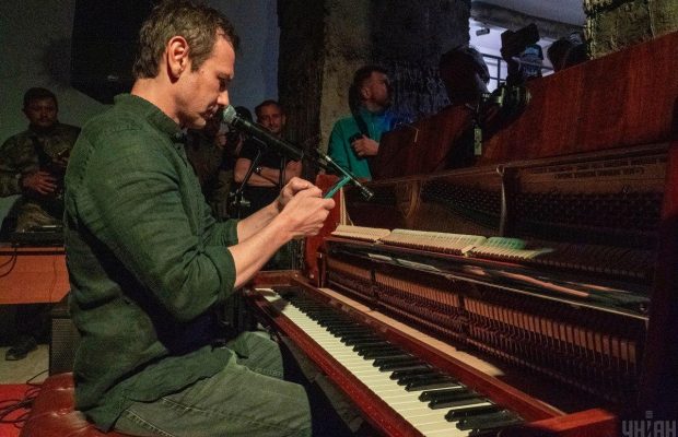 Святослав Вакарчук заспівав легендарну "Обійми" польською мовою