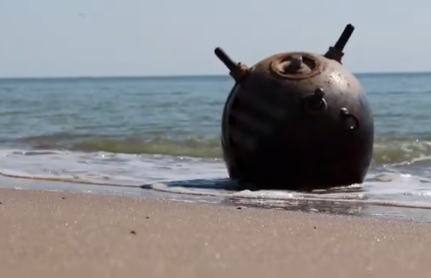 Міни та авіаудари: українцям розповіли про небезпеки морського відпочинку