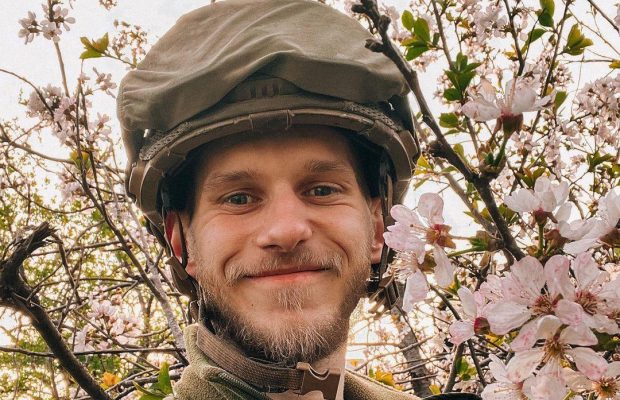 Боец "Азова" спел Stefania под звуки взрывов: щемящее видео