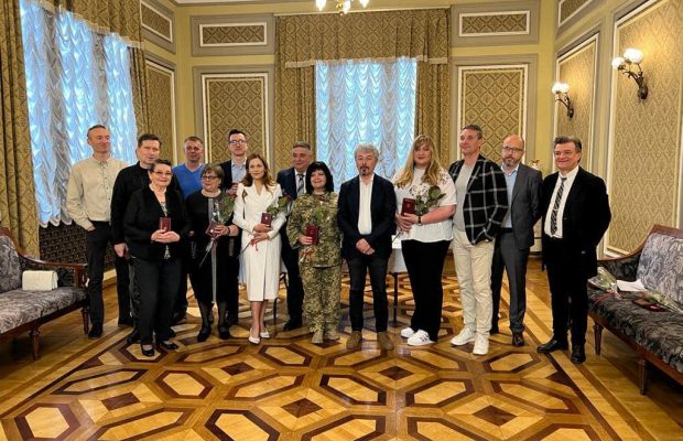 Актер Андрей Фединчик, который пошел служить в ВСУ, получил награду от Зеленского