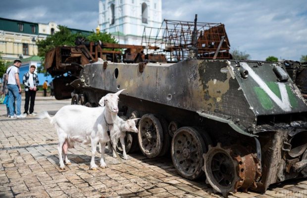В Киеве выставили уничтоженную военную технику российских оккупантов (фоторепортаж, видео)
