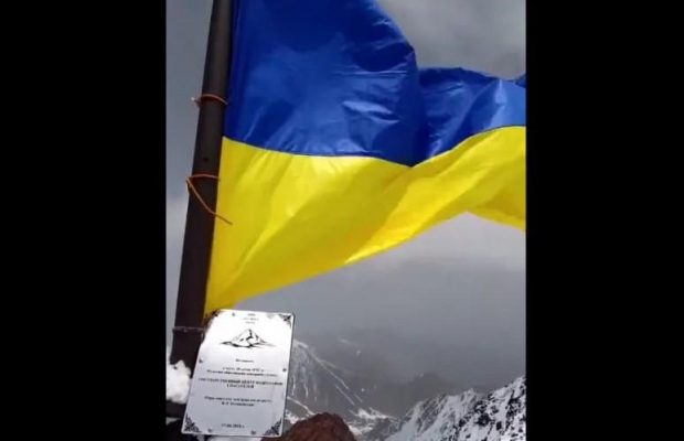В Кыргызстане на пике имени Путина установили флаг Украины (видео)
