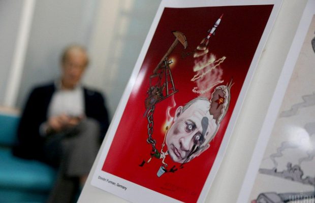 "Русский военный корабель, иди на...!": в Киеве показали карикатуры о войне (фоторепортаж)