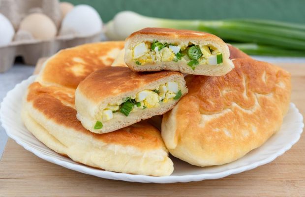 Сытные пирожки с луком и яйцом: обрядовая выпечка к Вознесению