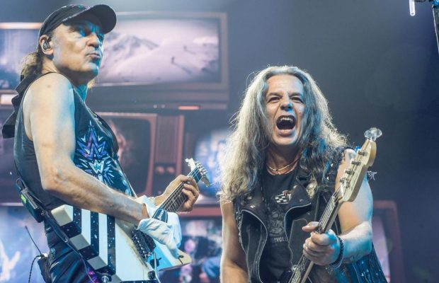 На концерті Scorpions поляки підняли прапор України під пісню "Wind of change" (відео)
