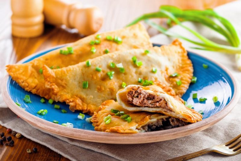 Предлагаем приготовить чебуреки с мясом, которые останутся сочными и не “стекут”, когда остынут / фото ua.depositphotos.com Предлагаем приготовить чебуреки с мясом, которые останутся сочными и не “стекут”, когда остынут / фото ua.depositphotos.com