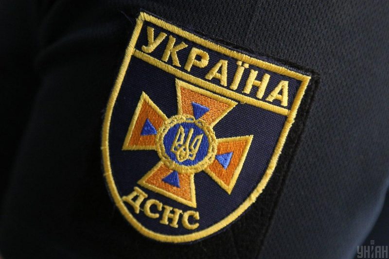 Спасатели ликвидируют последствия удара по дамбе / фото УНИАН Спасатели ликвидируют последствия удара по дамбе / фото УНИАН